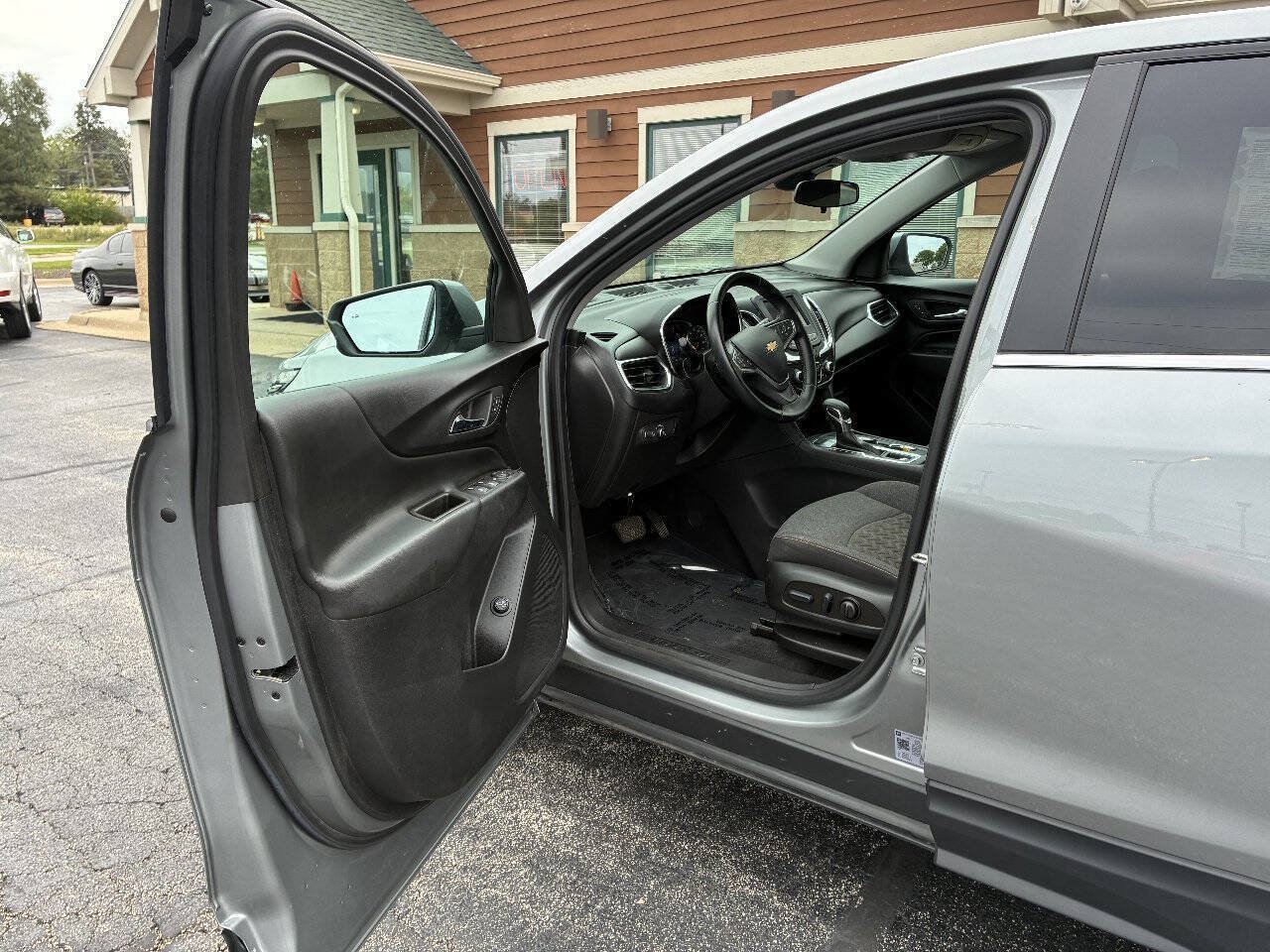 Used 2023 Chevrolet Equinox LT AWD/4WD image 9