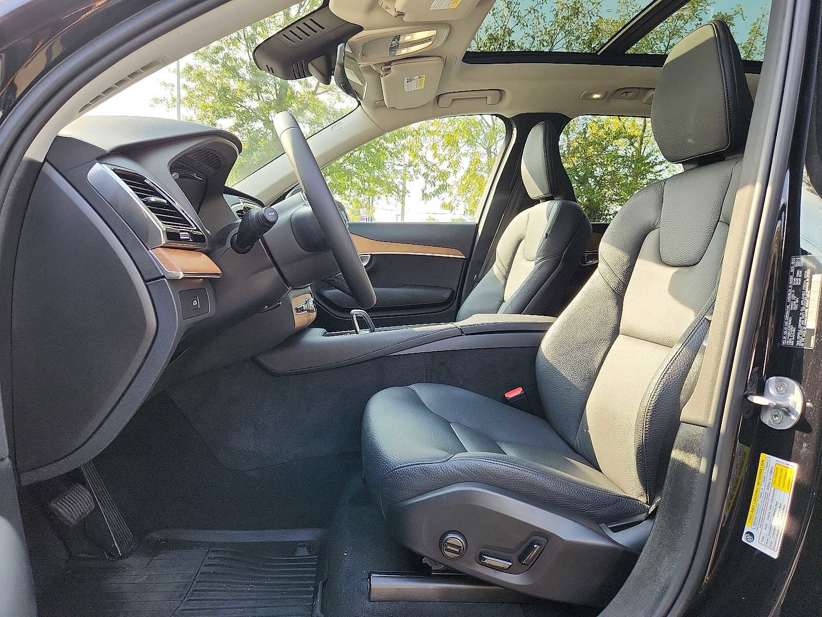 Certified 2024 Volvo XC90 B6 Plus w/ Protection Package Premier image 13