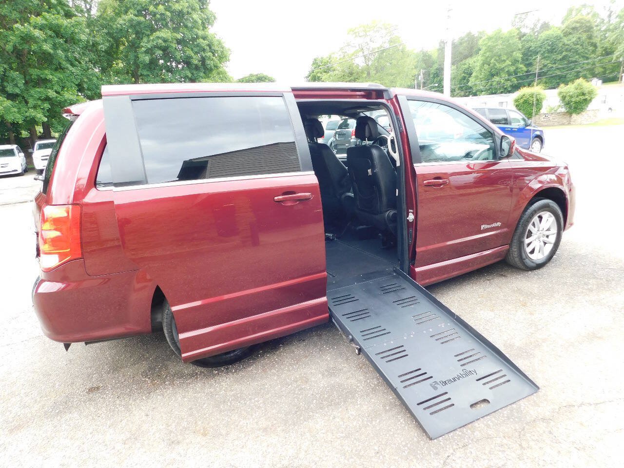 Used 2018 Dodge Grand Caravan SXT FWD image 3