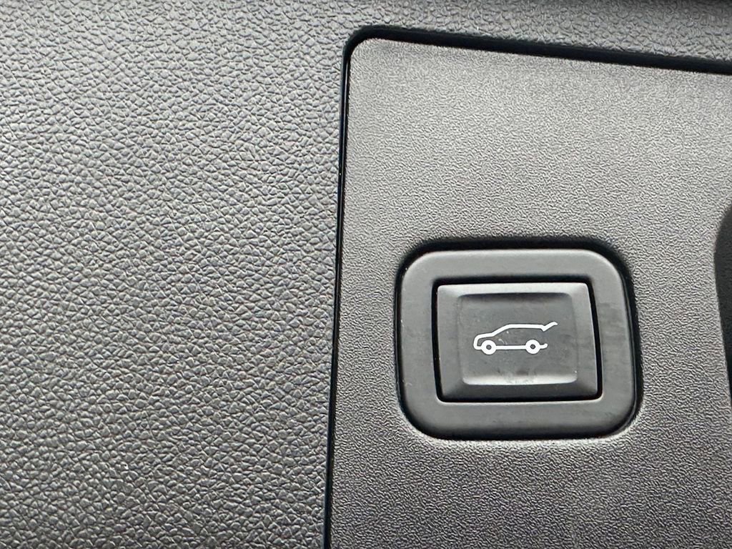 Used 2021 Cadillac XT4 Premium Luxury image 8