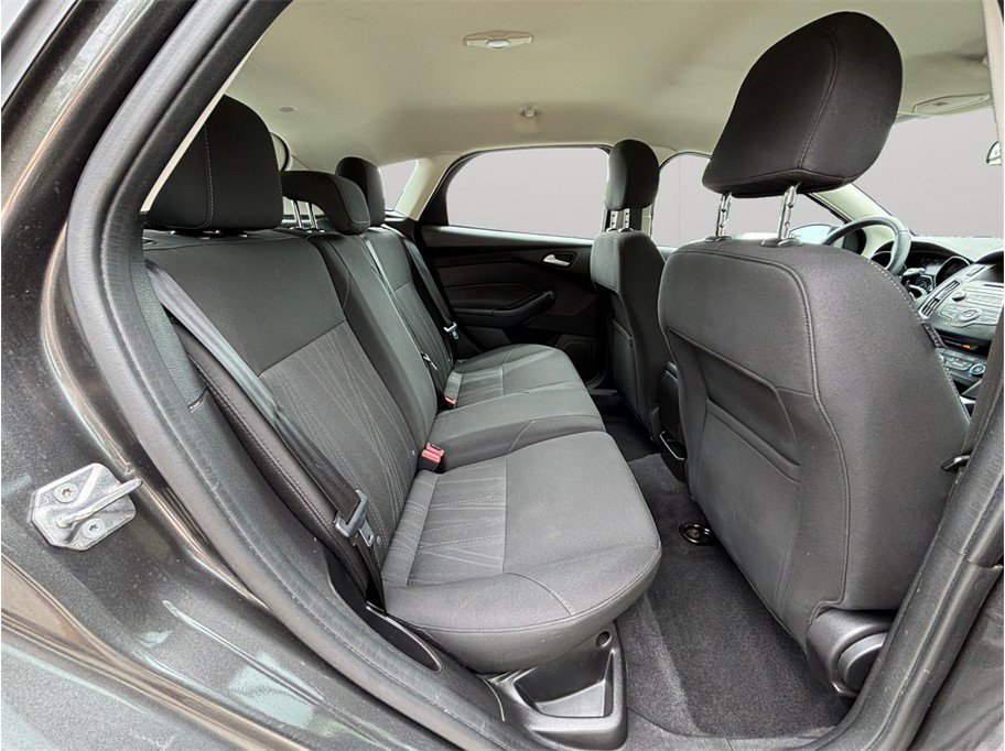 Used 2015 Ford Focus SE w/ SE Sport Package FWD image 27