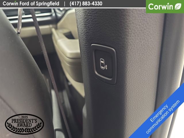 Used 2025 Kia Carnival FWD image 14