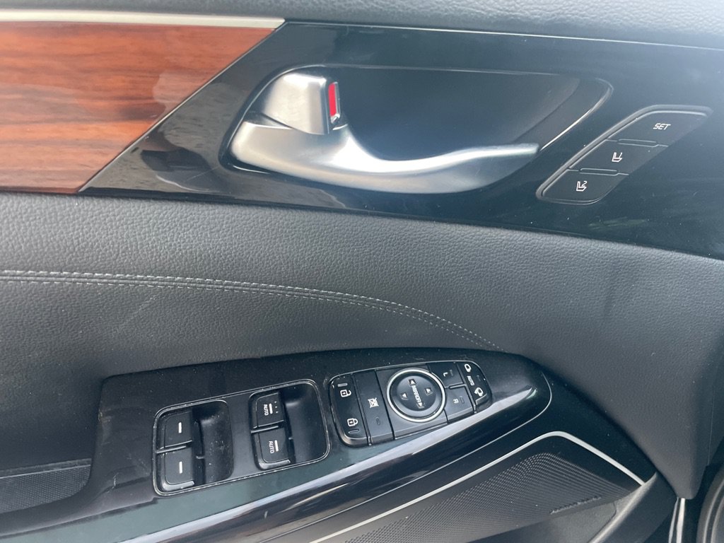 Used 2017 Kia Cadenza Technology FWD image 12