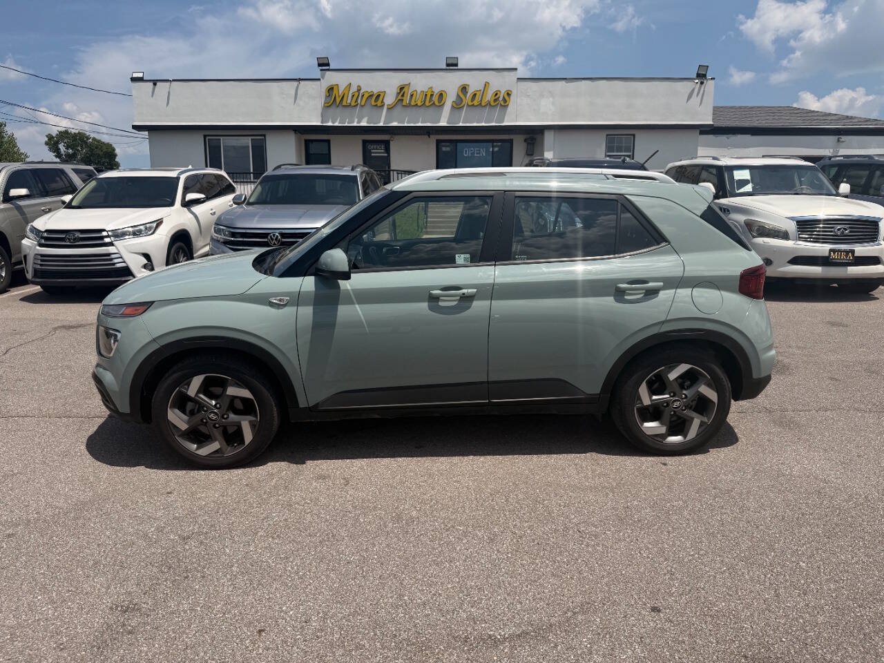 Used 2025 Hyundai Venue SEL FWD image 1