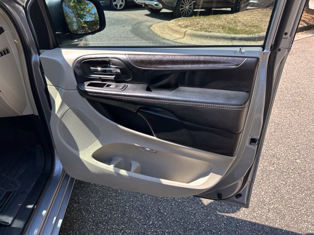 Used 2016 Chrysler Town & Country Touring FWD image 17