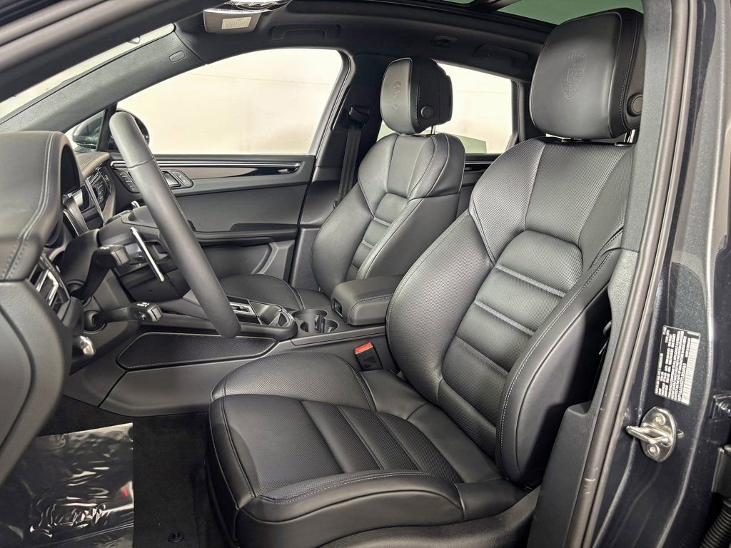 Used 2026 Porsche Macan AWD/4WD image 5