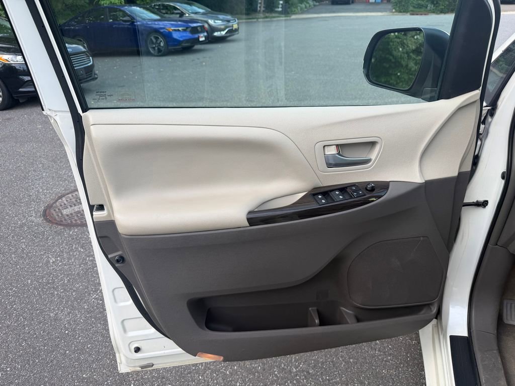 Used 2015 Toyota Sienna XLE Premium AWD/4WD image 12