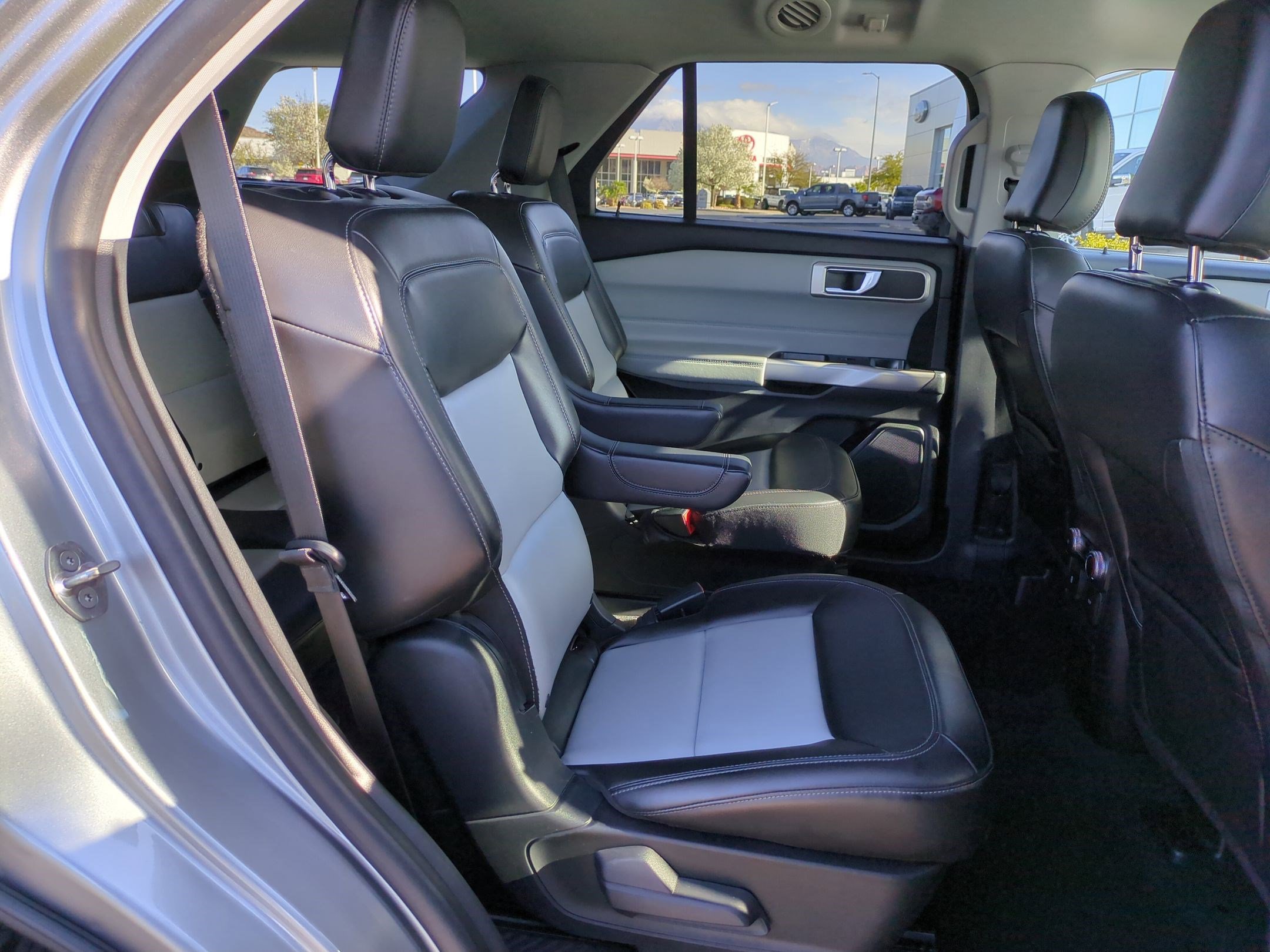 Used 2022 Ford Explorer XLT w/ Equipment Group 202A image 30