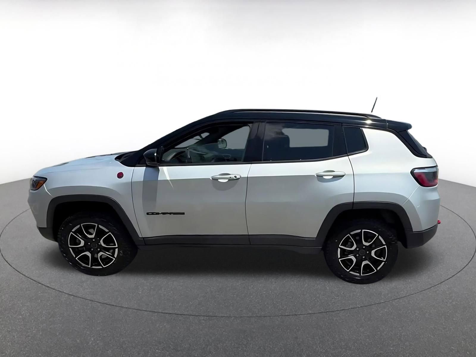 Used 2025 Jeep Compass Trailhawk AWD/4WD image 10
