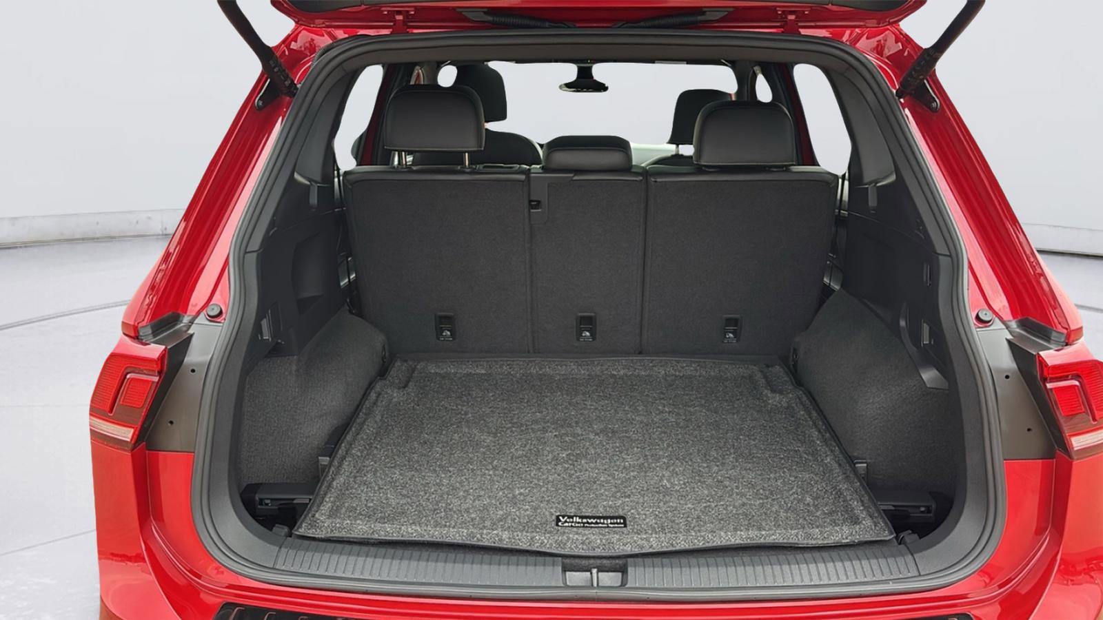 Used 2024 Volkswagen Tiguan SEL R-Line image 31