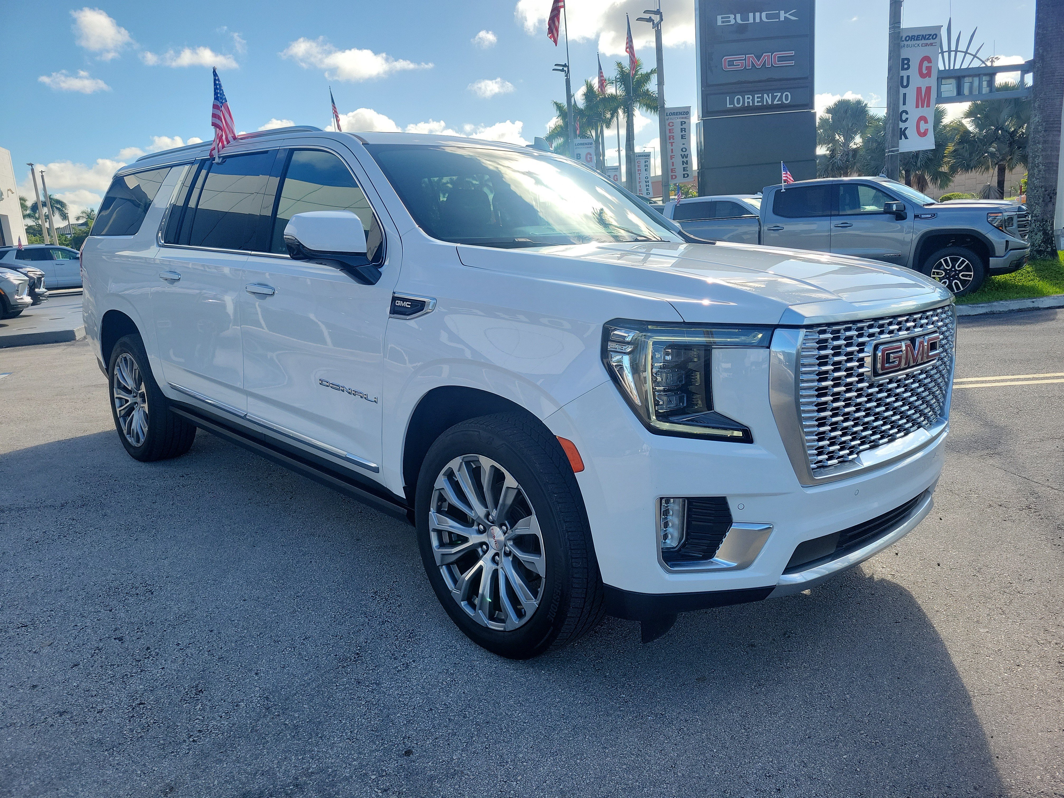 Used 2021 GMC Yukon XL Denali w/ Denali Premium Package RWD image 3