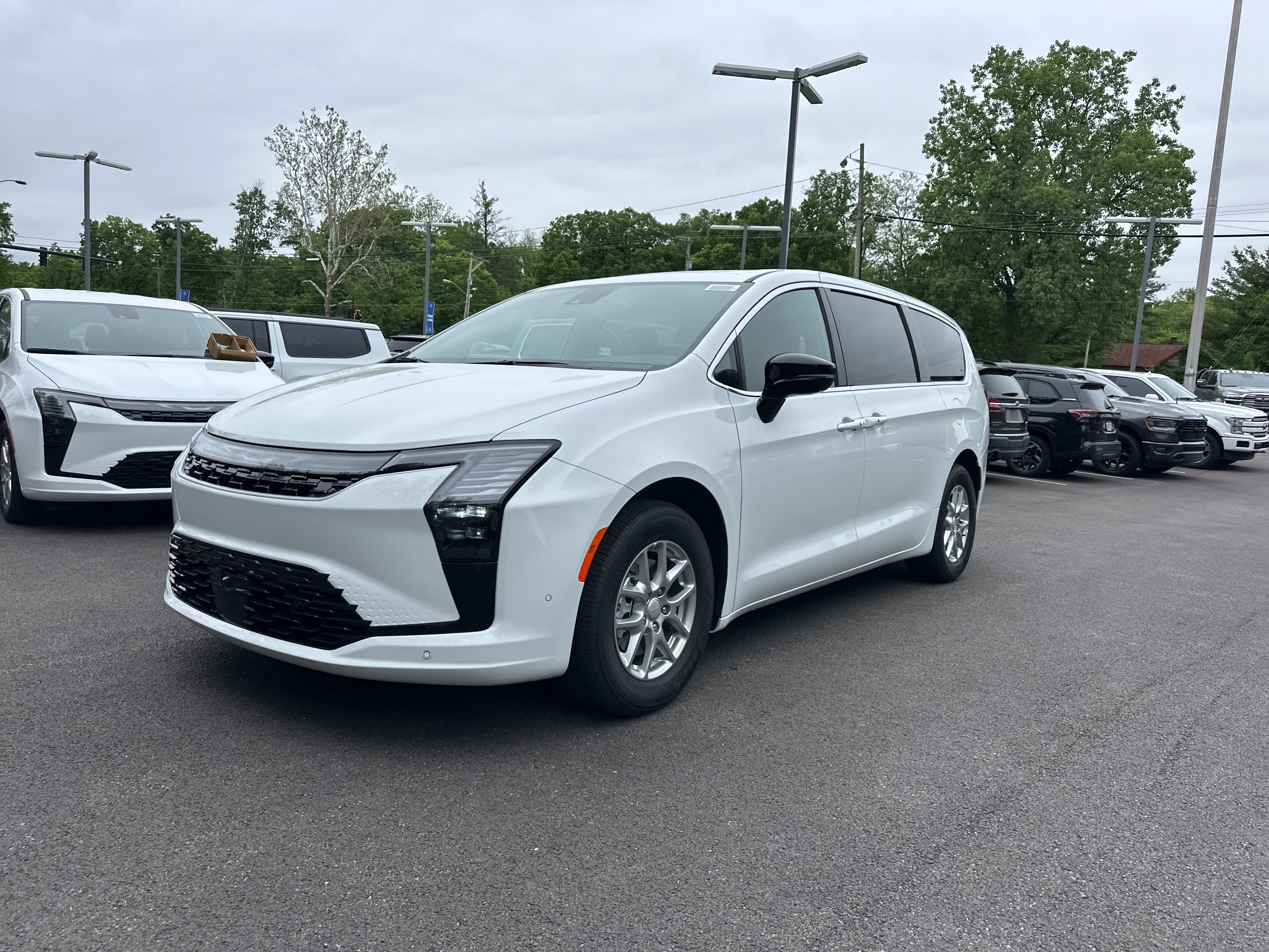 New 2027 Chrysler Pacifica Select FWD image 18