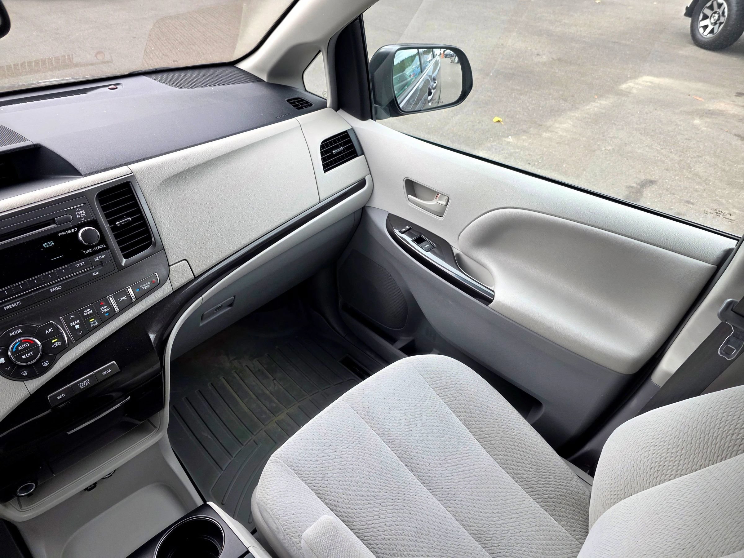 Used 2014 Toyota Sienna LE AWD/4WD image 39