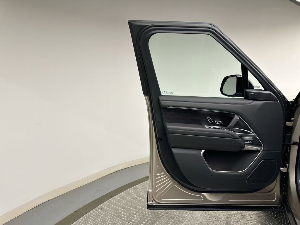 New 2026 Land Rover Range Rover SE image 17