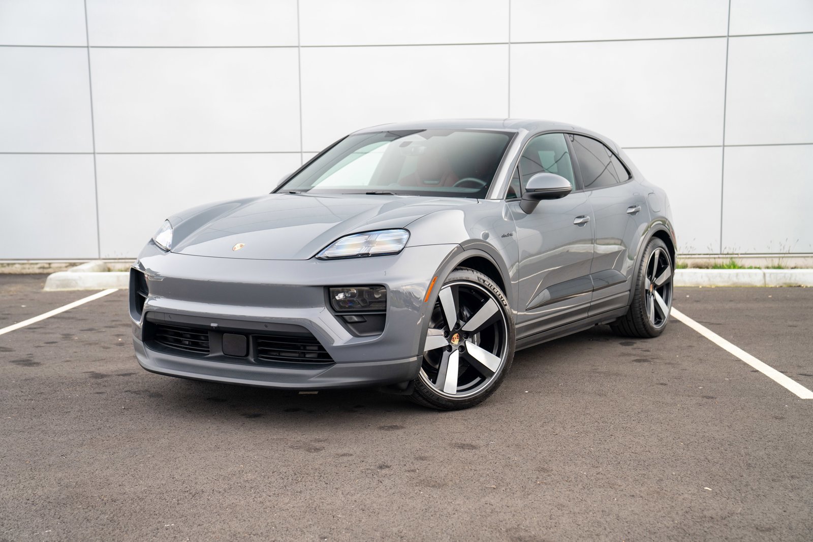 Certified 2025 Porsche Macan Electric image 1