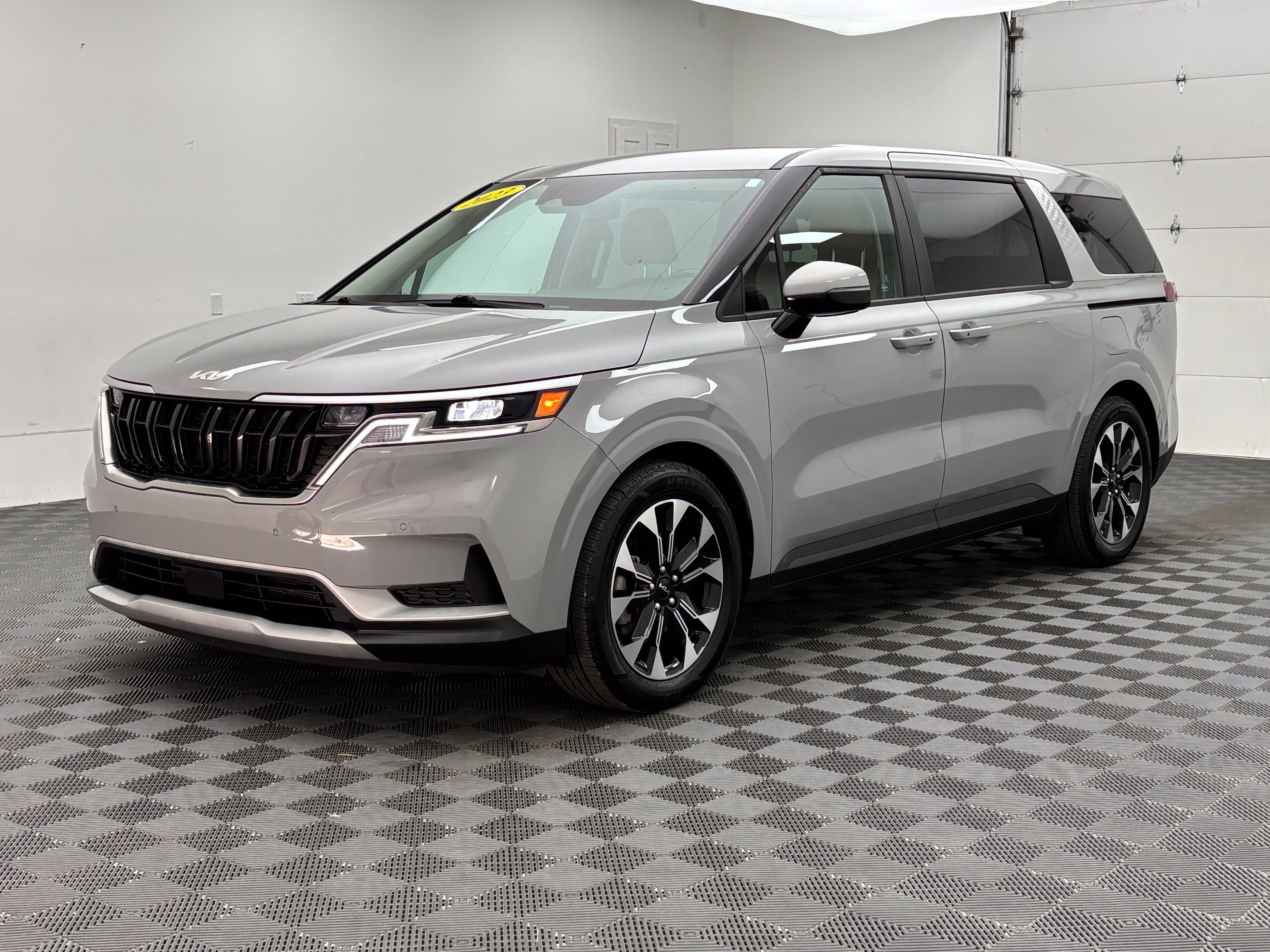 Used 2023 Kia Carnival EX FWD image 2