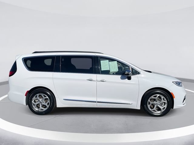 Used 2023 Chrysler Pacifica Limited FWD image 3