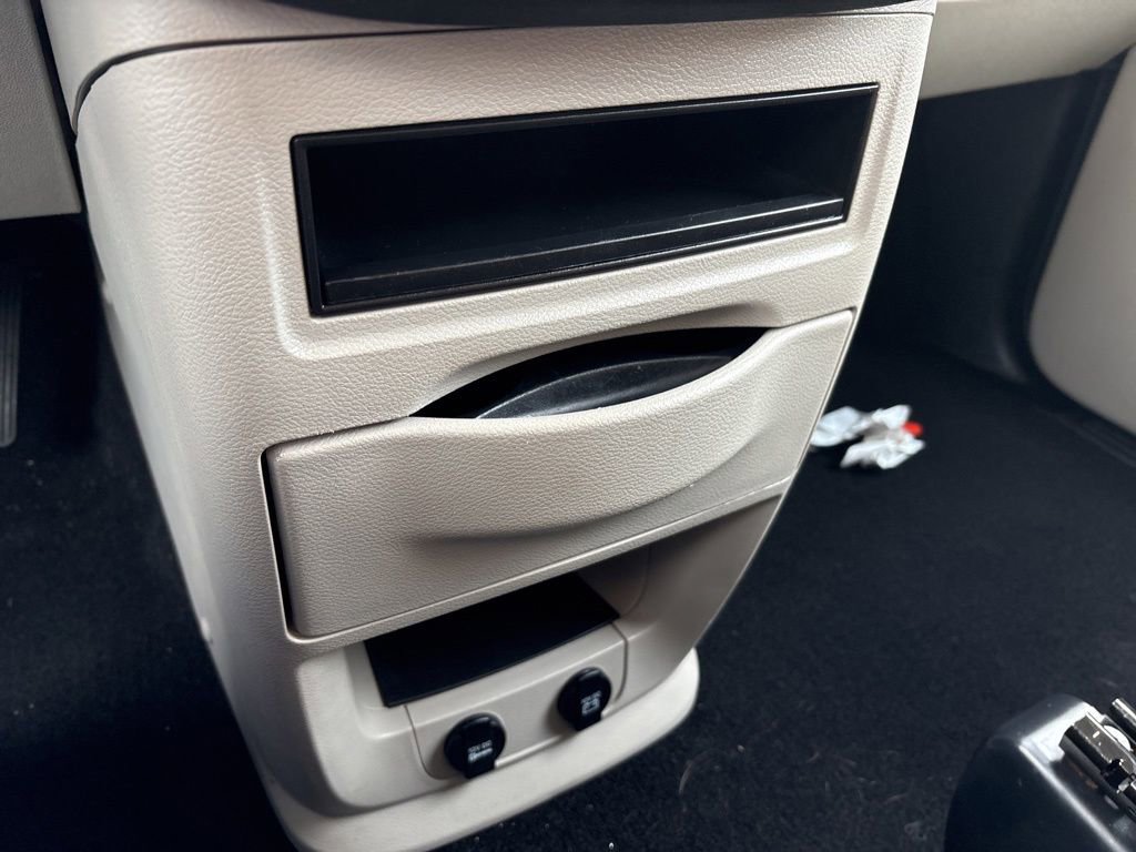 Used 2018 Dodge Grand Caravan SE w/ UConnect Hands-Free Group image 25