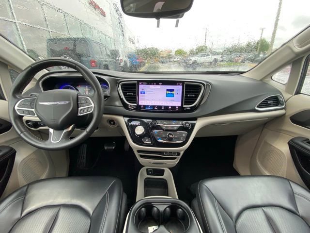 Used 2023 Chrysler Pacifica Touring-L image 16