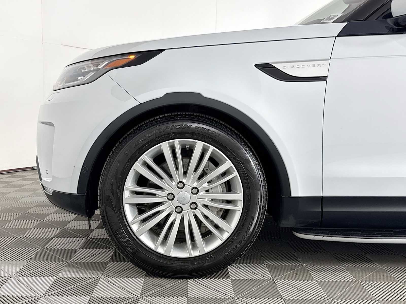 Used 2020 Land Rover Discovery HSE image 29