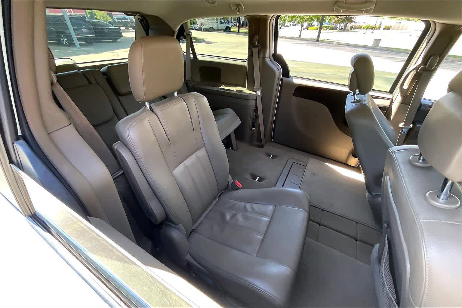 Used 2016 Chrysler Town & Country Touring FWD image 19