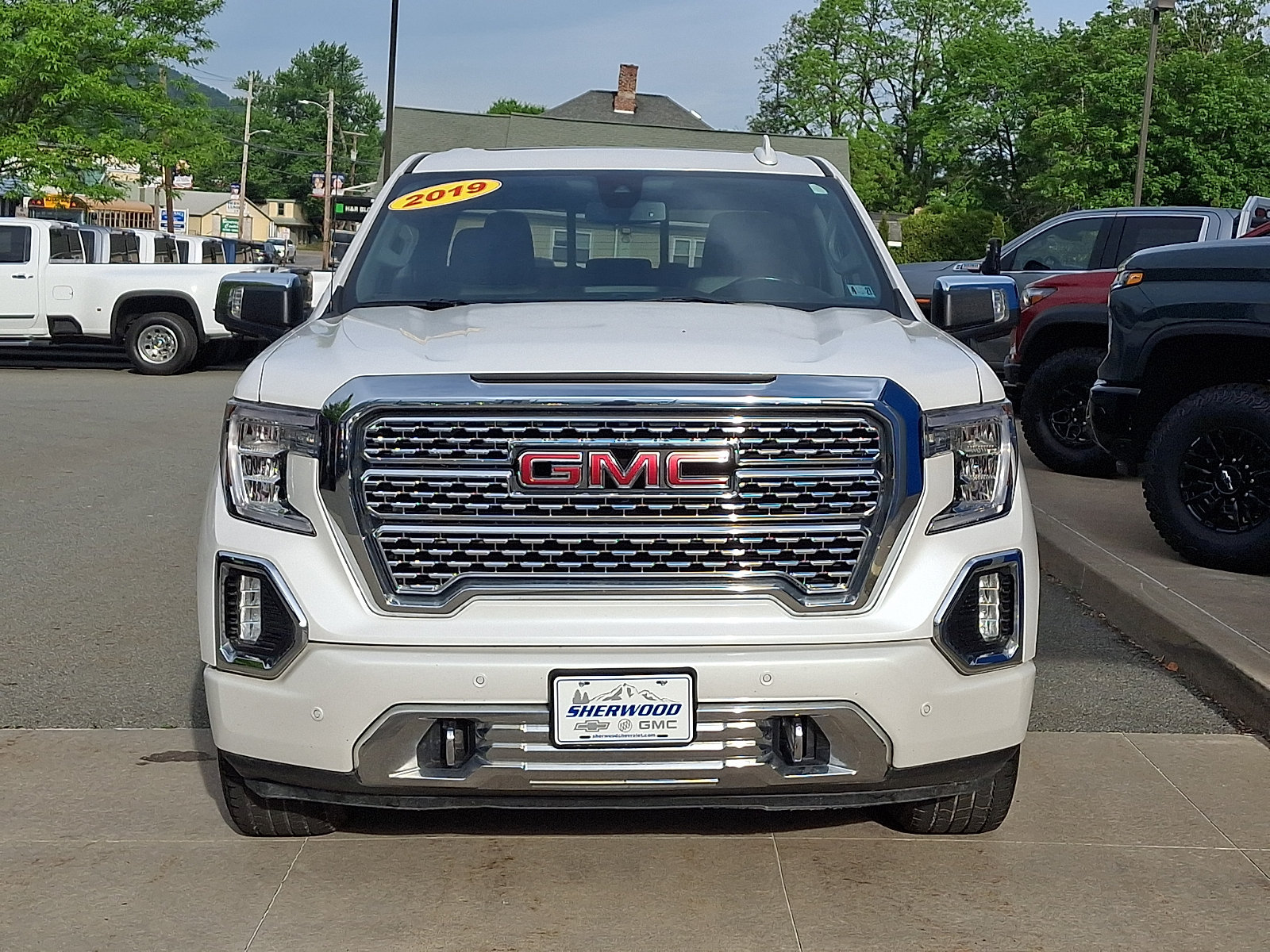 Used 2019 GMC Sierra 1500 Denali w/ Driver Alert Package II AWD/4WD image 2