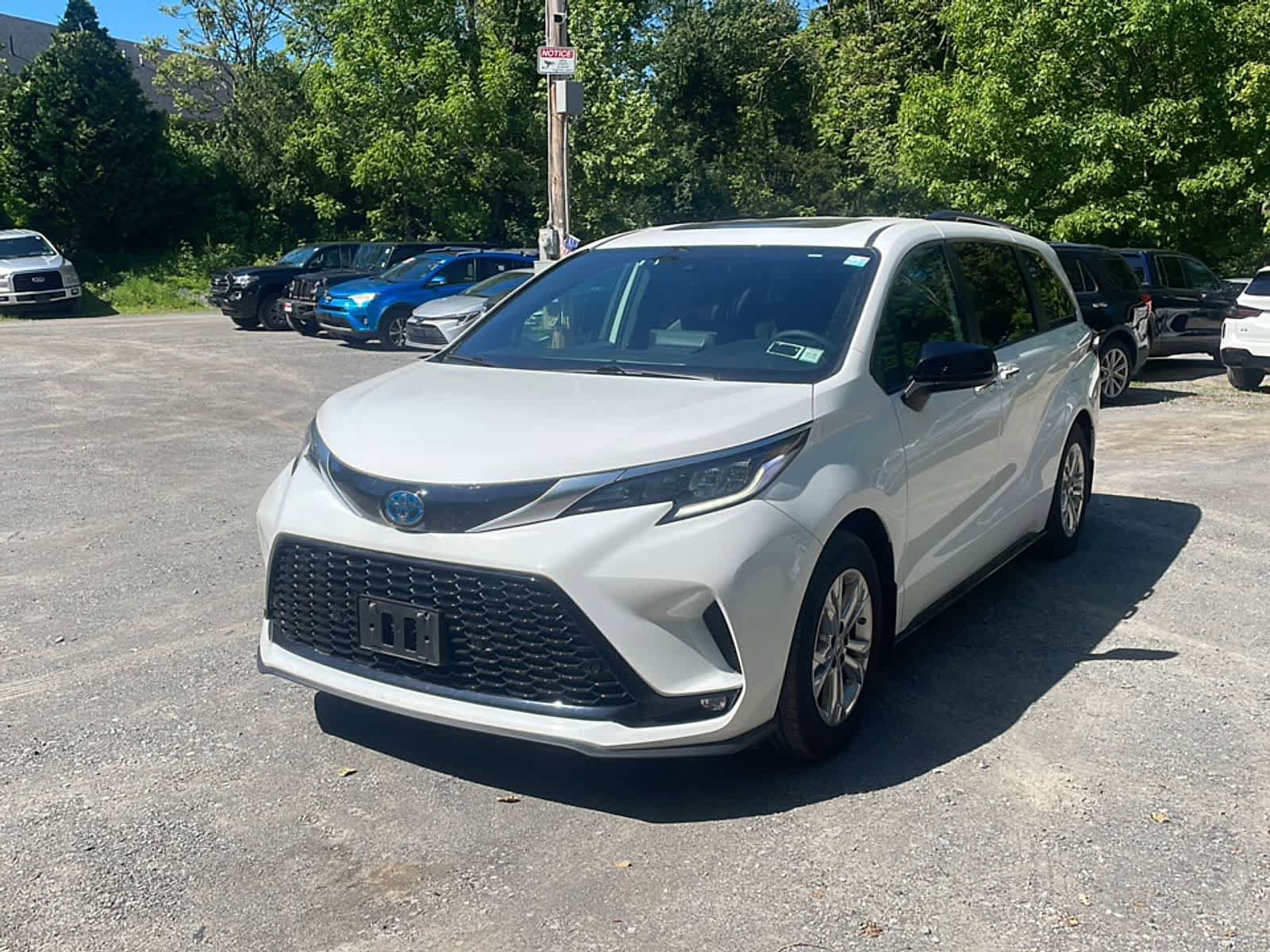 Used 2023 Toyota Sienna XSE w/ XSE Plus Package AWD/4WD image 1
