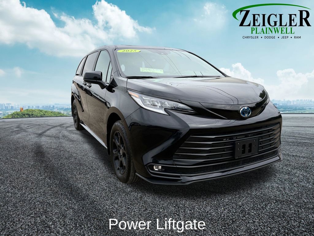 Used 2025 Toyota Sienna XLE Woodland Edition AWD/4WD image 8