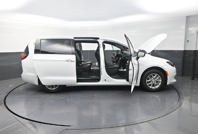 New 2027 Chrysler Pacifica LX FWD image 34