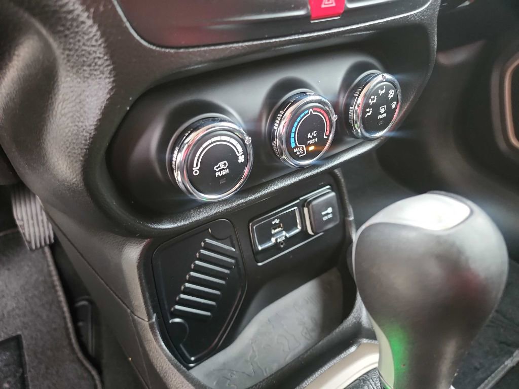 Used 2017 Jeep Renegade Latitude image 28