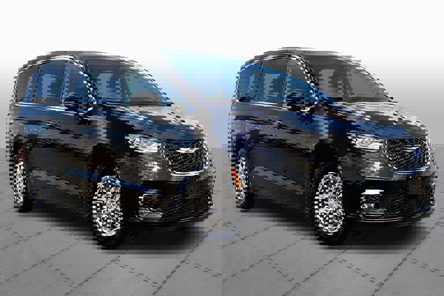 Used 2023 Chrysler Pacifica Touring-L image 3