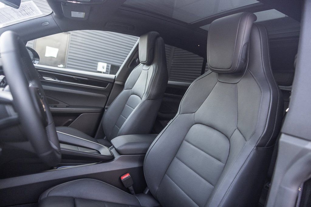 Certified 2025 Porsche Macan Electric image 5