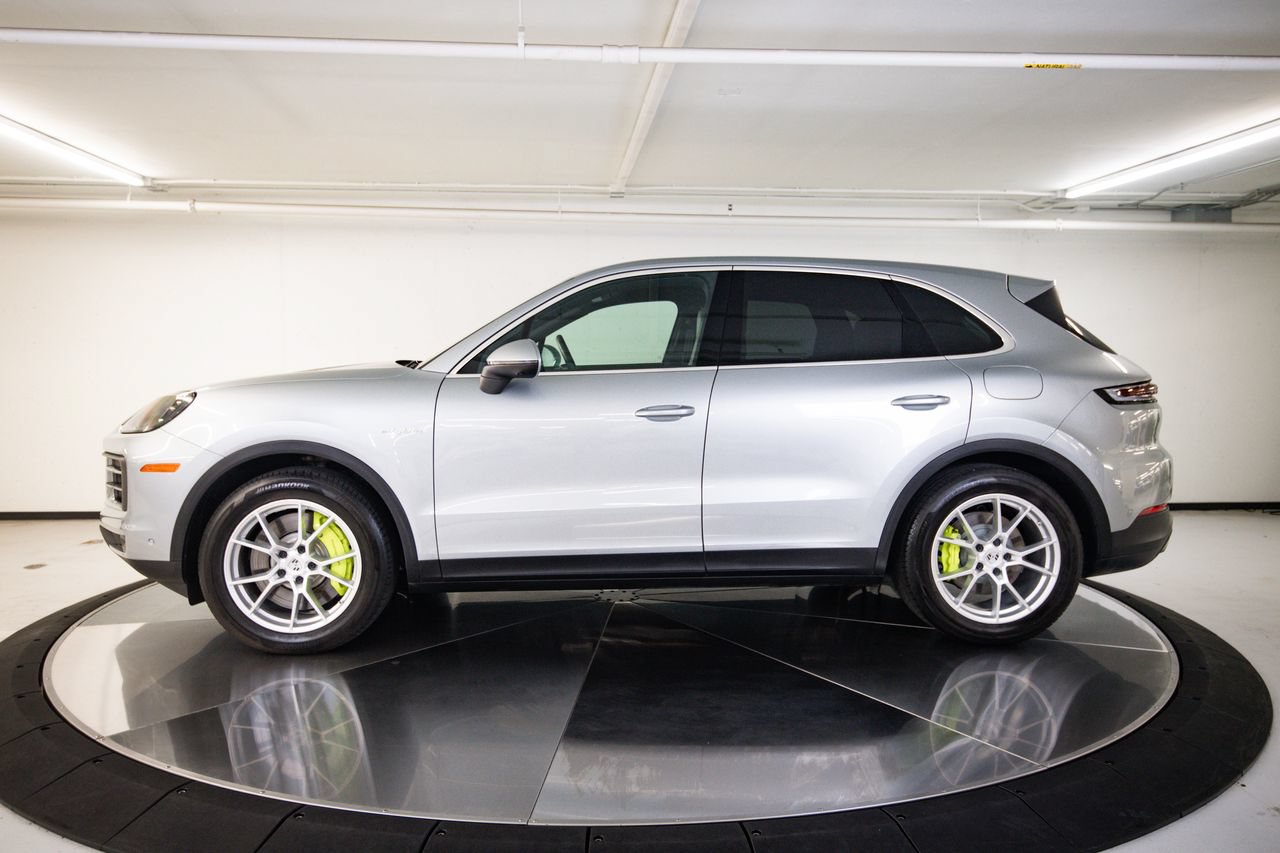 Certified 2025 Porsche Cayenne E-Hybrid AWD/4WD image 2