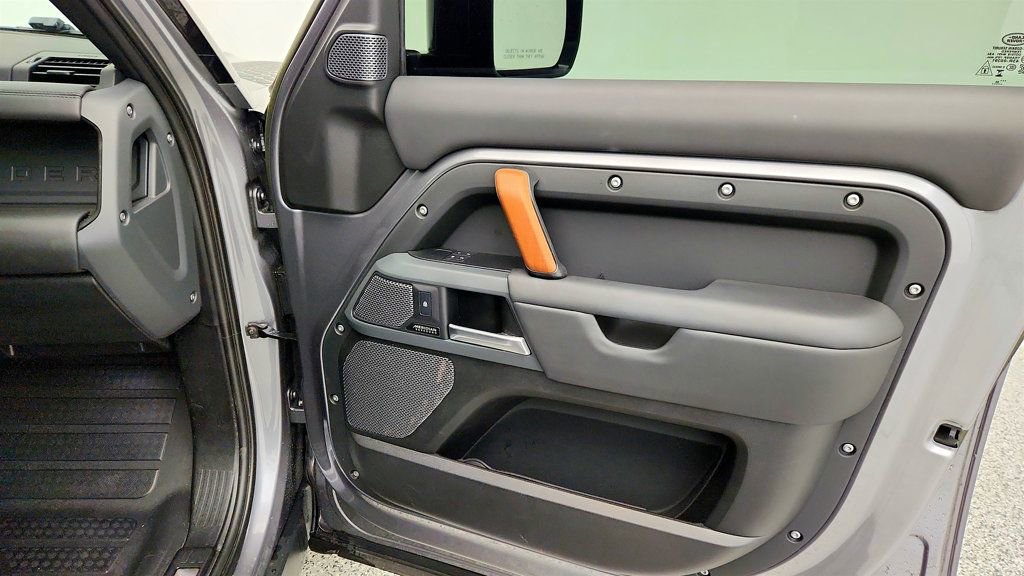 Used 2023 Land Rover Defender 110 X image 28