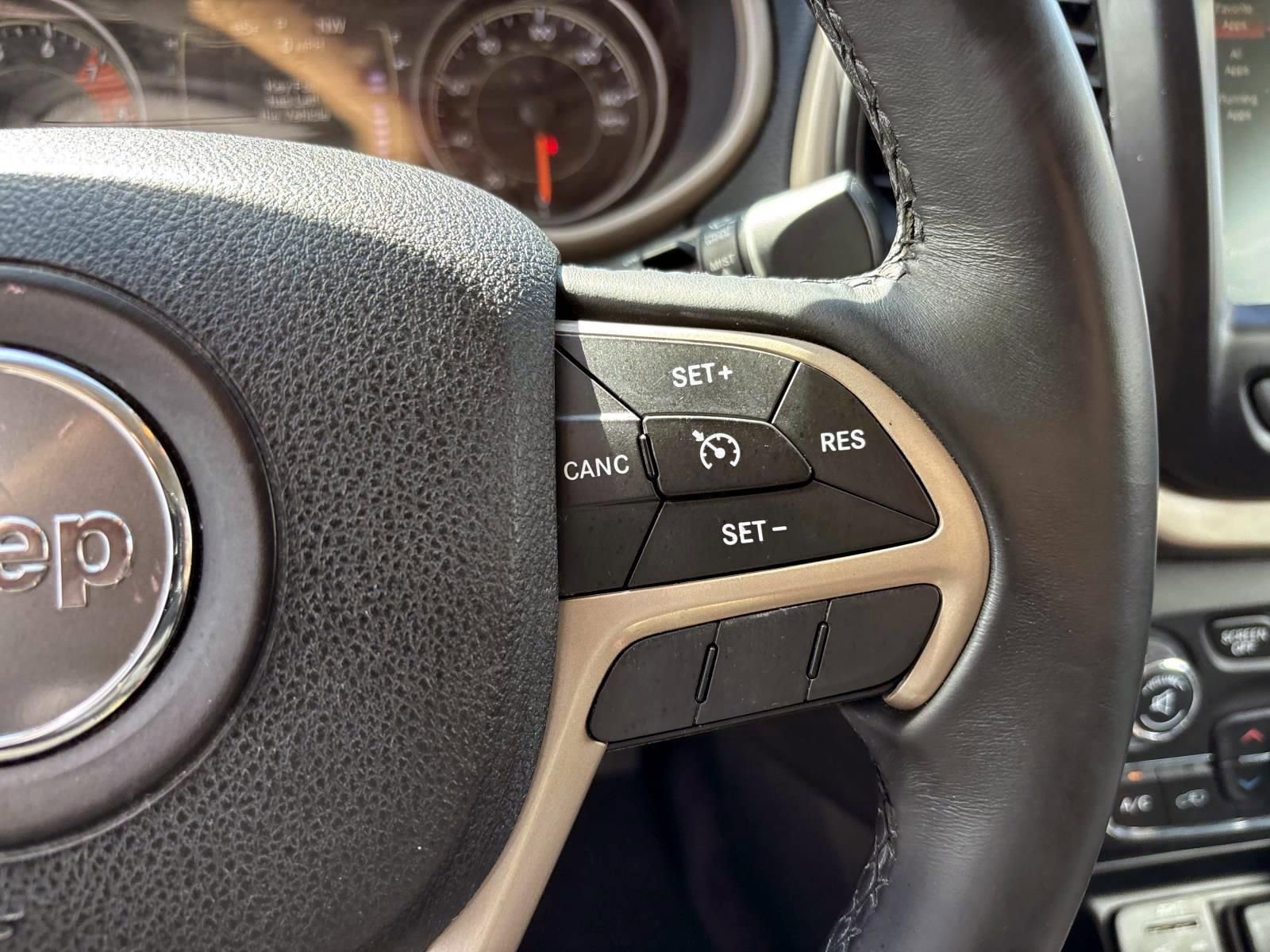 Used 2017 Jeep Cherokee Latitude w/ Comfort/Convenience Group FWD image 18