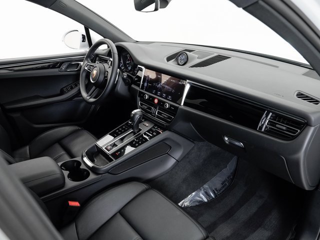 Certified 2025 Porsche Macan image 22