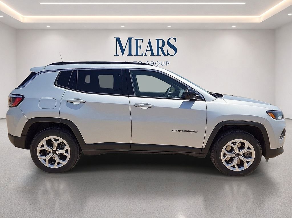 Used 2025 Jeep Compass Latitude AWD/4WD image 6