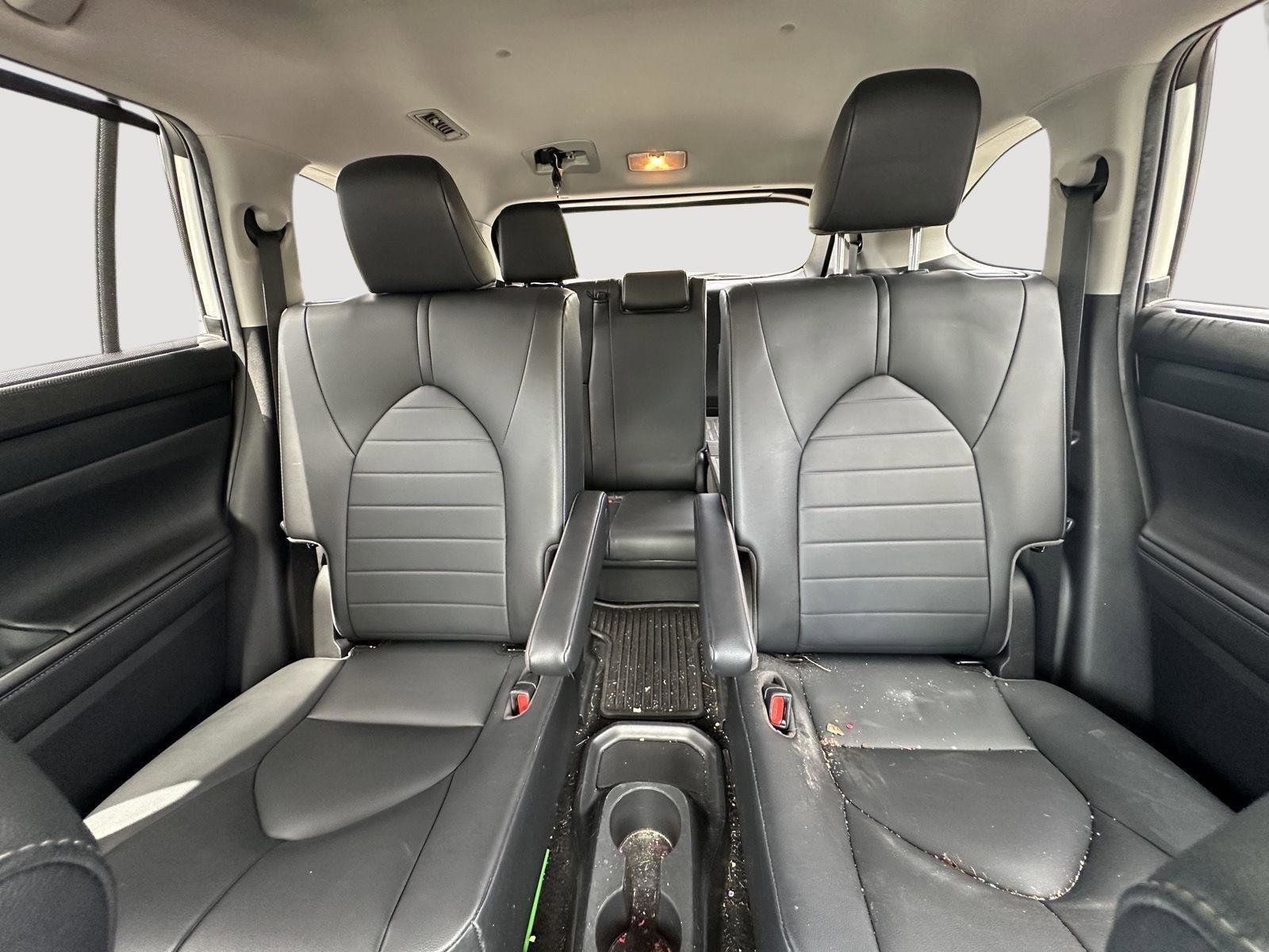 Used 2020 Toyota Highlander XLE FWD image 12