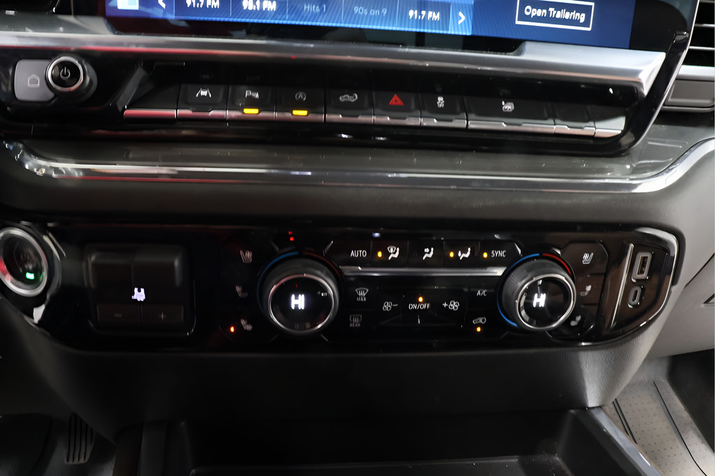 Used 2024 Chevrolet Silverado 1500 High Country w/ High Country Premium Package AWD/4WD image 11