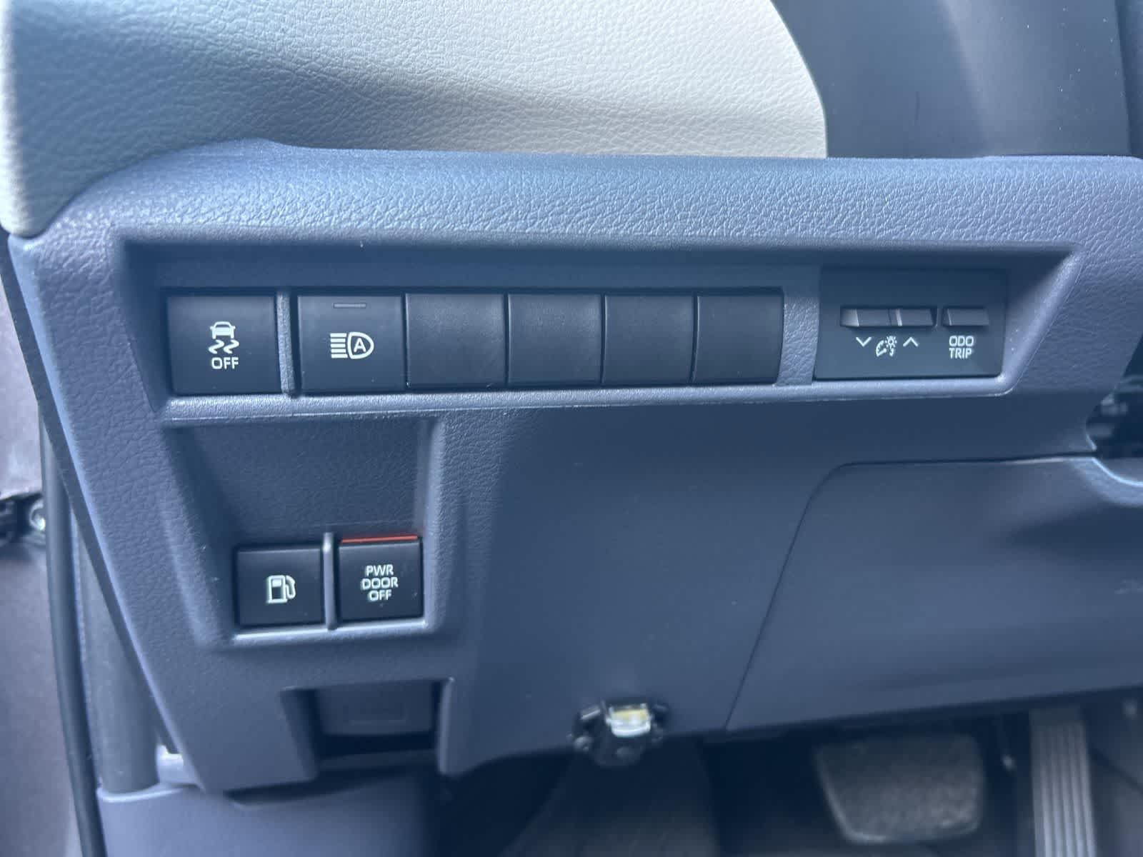Used 2022 Toyota Sienna Limited image 30
