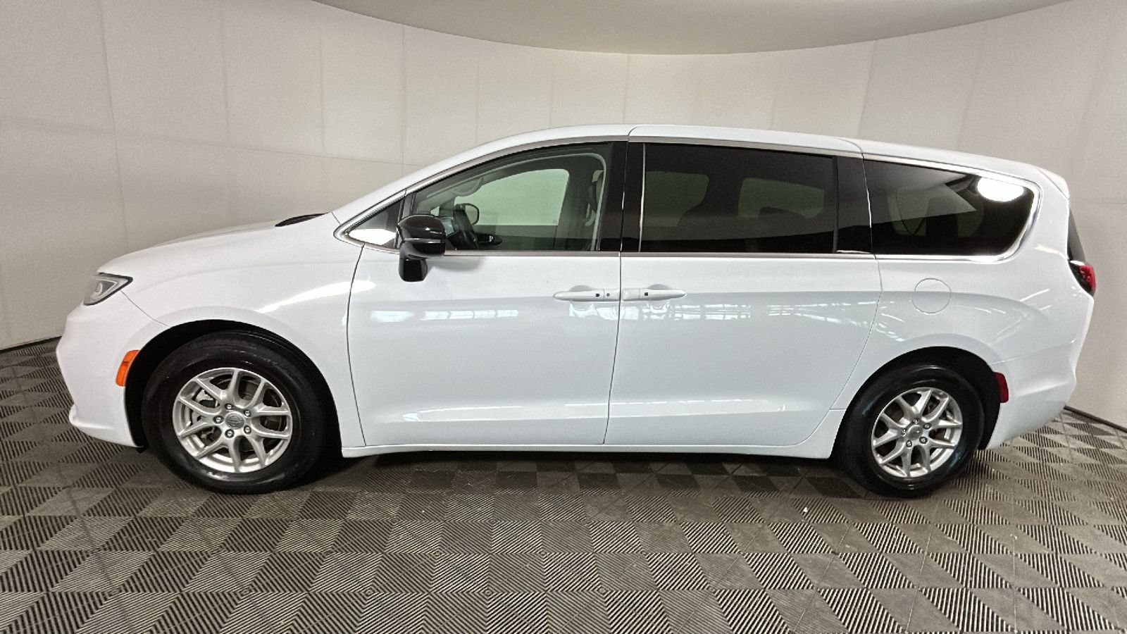 Used 2024 Chrysler Pacifica Touring-L FWD image 6