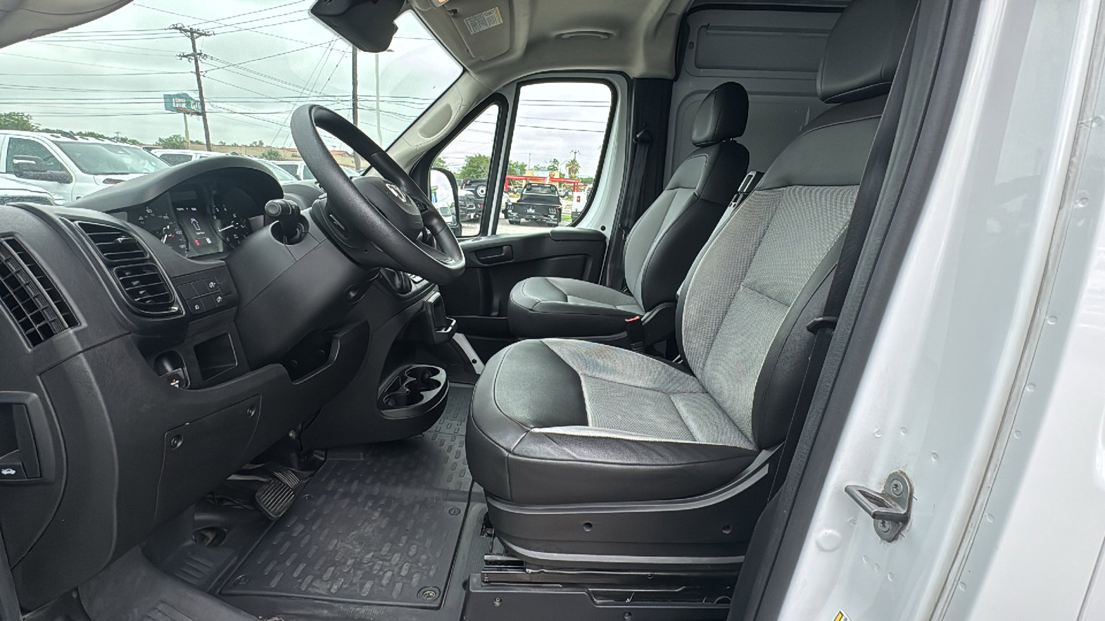 Used 2025 RAM ProMaster 2500 w/ Convenience Group FWD image 9