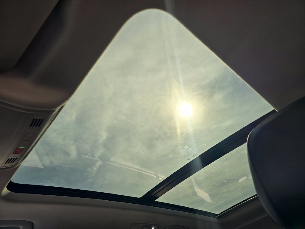 Used 2023 Volkswagen Tiguan SE w/ Panoramic Sunroof Package FWD image 3
