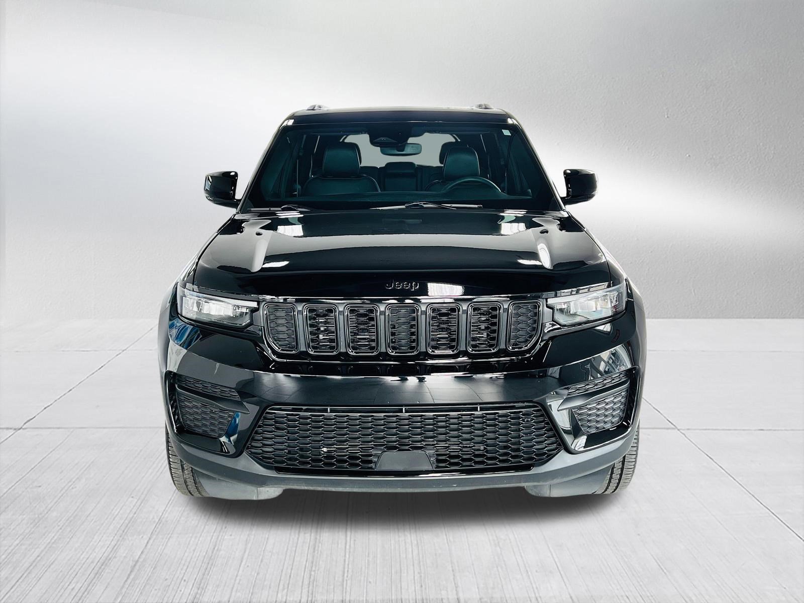 Used 2024 Jeep Grand Cherokee Altitude image 3