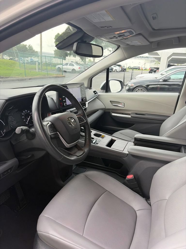 Used 2024 Toyota Sienna XLE FWD image 7