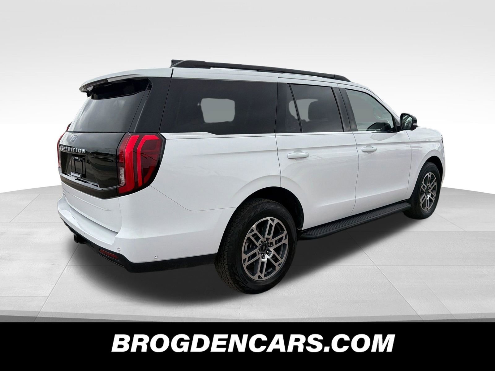 Used 2025 Ford Expedition Active AWD/4WD image 3