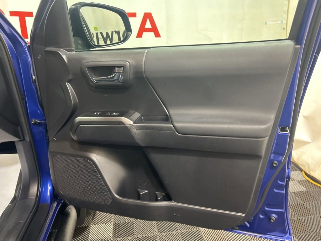 Used 2022 Toyota Tacoma TRD Off-Road image 11