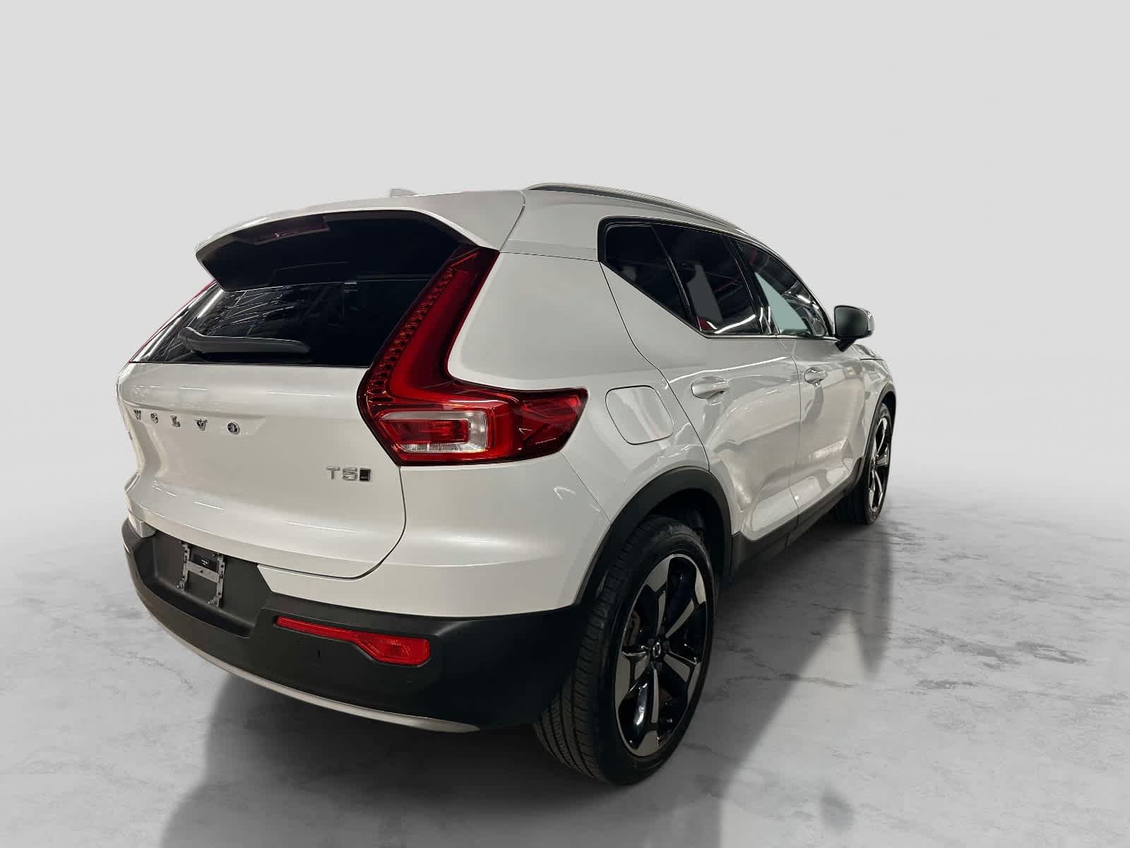 Used 2022 Volvo XC40 T5 Momentum AWD/4WD image 5