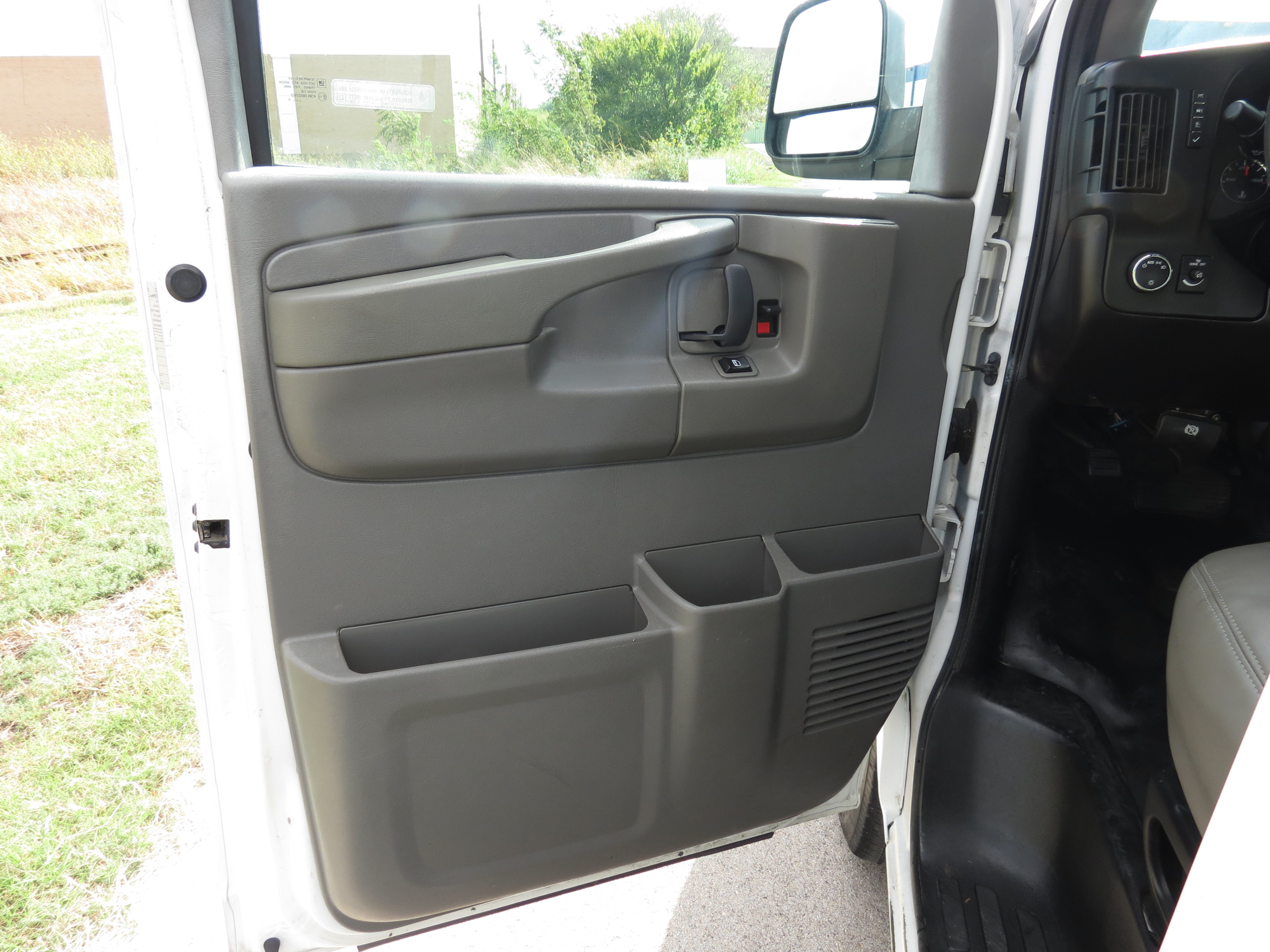 Used 2014 Chevrolet Express 2500 RWD image 18