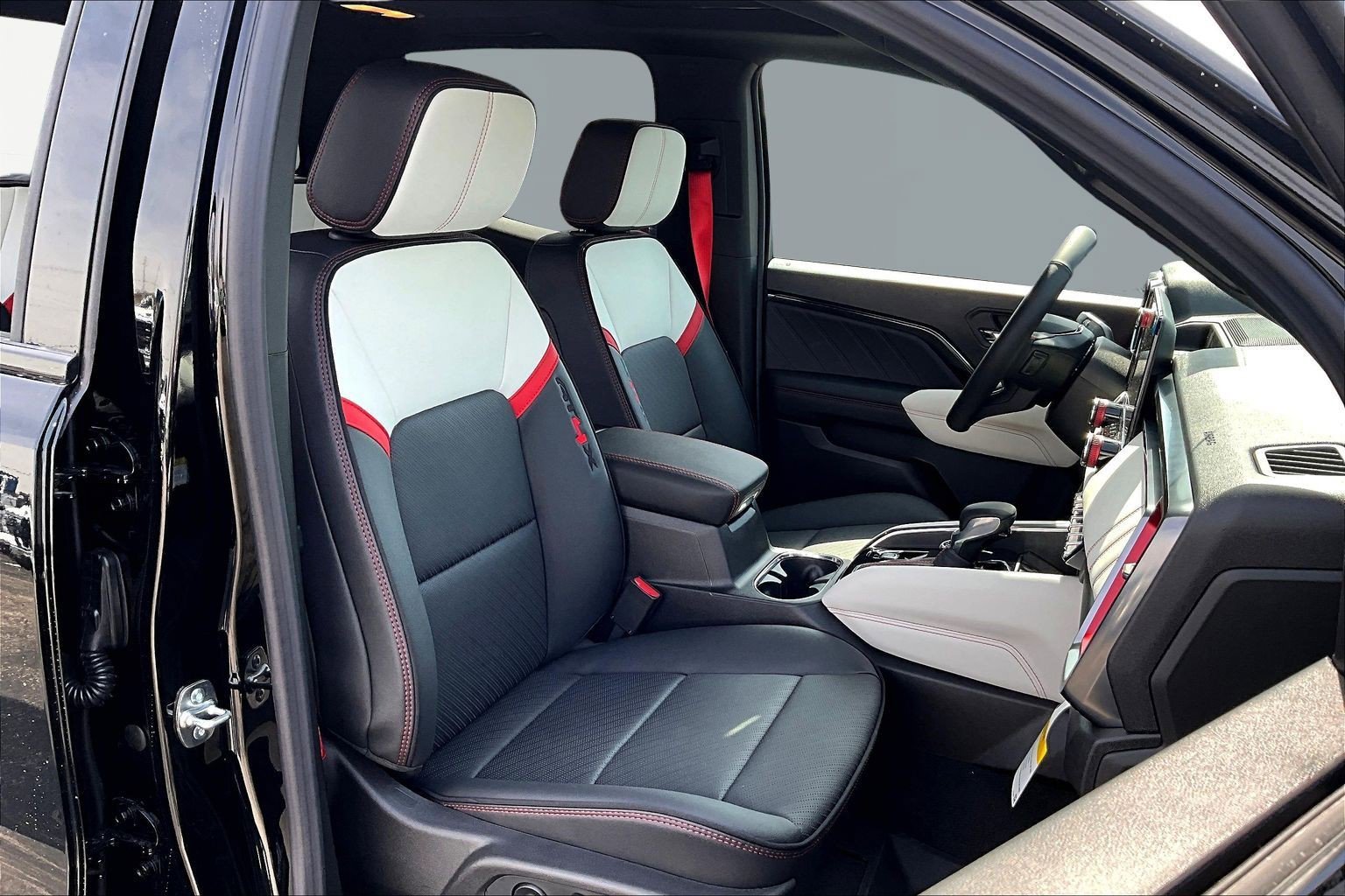New 2026 GMC Canyon AT4X w/ LPO, Black Badging Package image 10